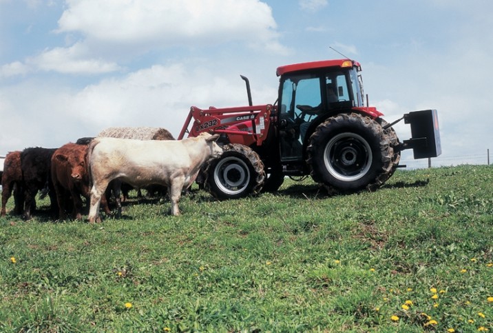 Traktorius Case IH Farmall 105C - komplektas mažam ūkiui